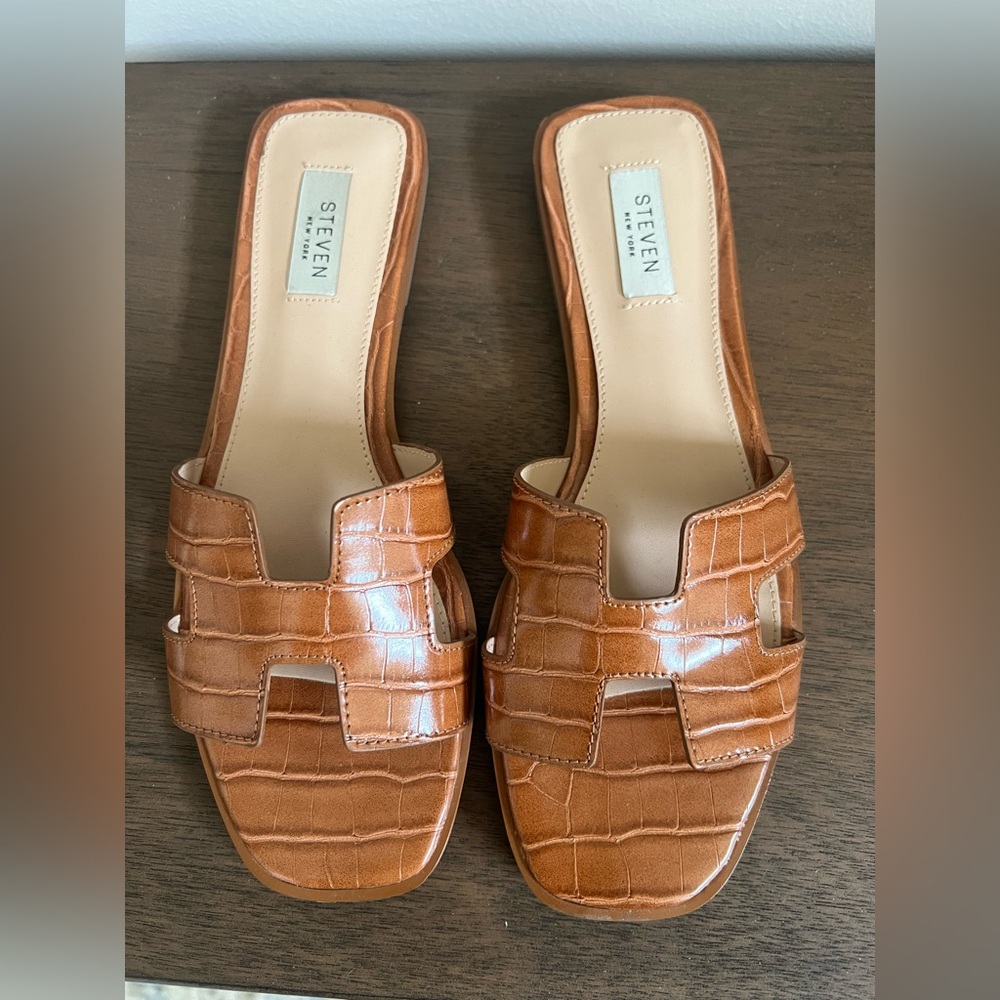 Seven7 Brown Croc-Embossed Sandals